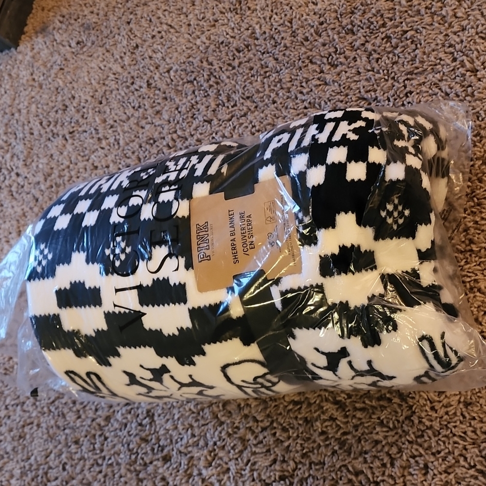 Victoria Secret PINK sherpa throw blanket fleece brand new black white peace dog - Picture 3 of 9